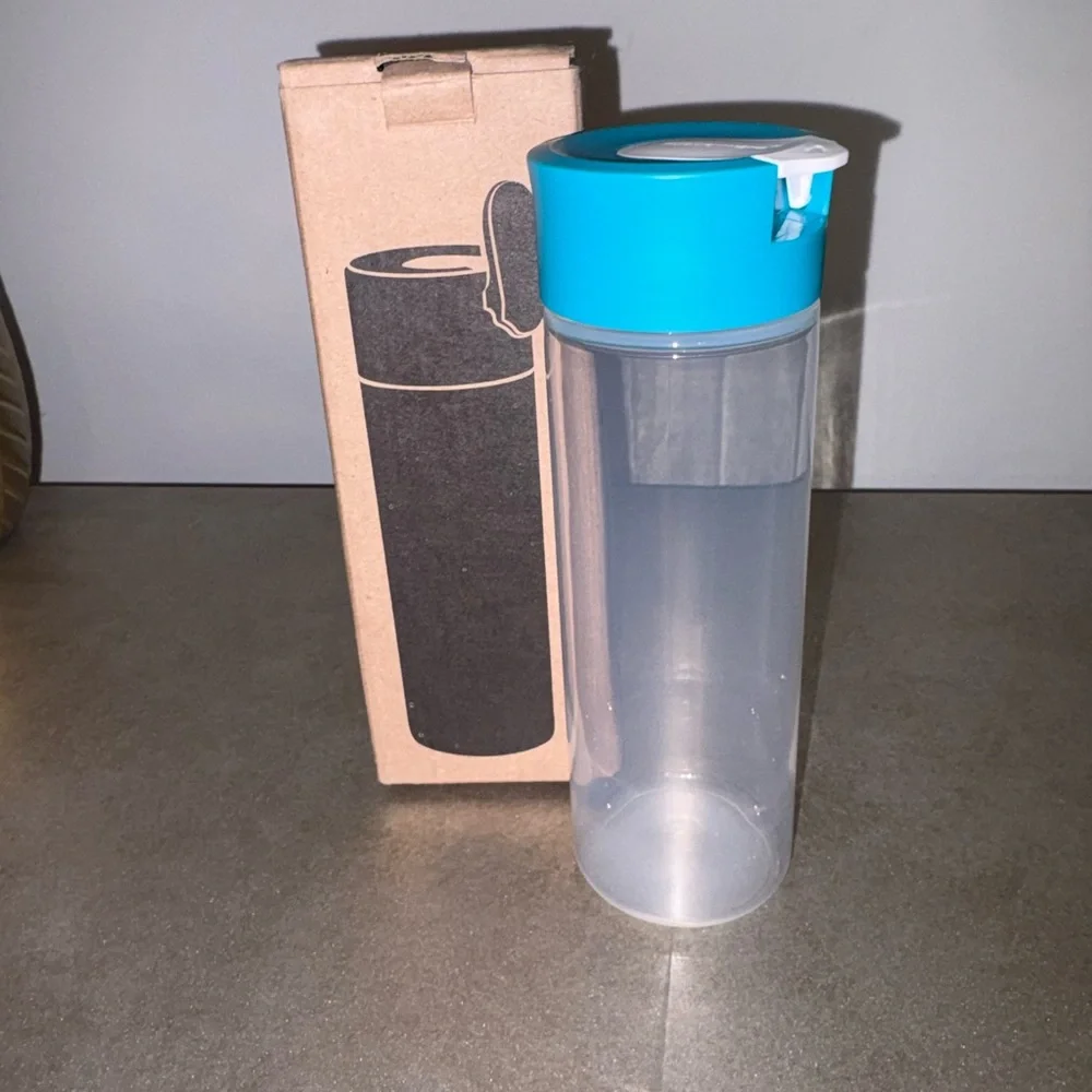 Tupperware New Squeeze It Condiment Dispenser Bottle w/ Blue Lid
